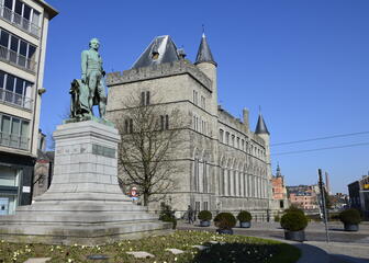 Zicht op het Geeraard de Duivelsteen met vooraan het standbeeld van Lieven Bauwens.