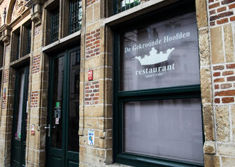 Gevel restaurant De Gekroonde Hoofden. 