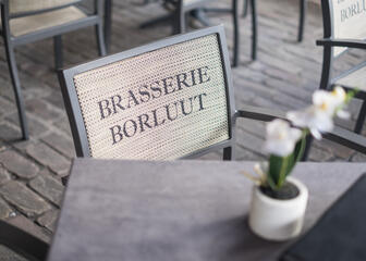 Terrasmeubelen met gepersonaliseerde stoelen met de naam op van Brasserie Borluut.