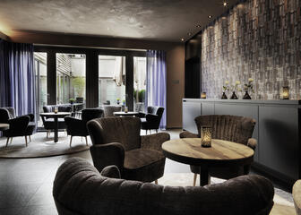 Lounge met bruine en paarse accenten in het interieur.