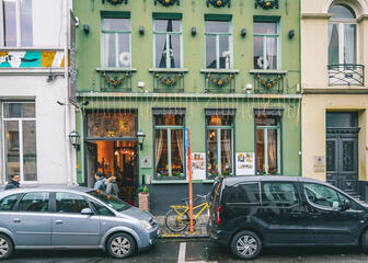 Groen geschilderde façade van restaurant Carlos Quinto.