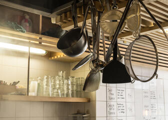 Oosters kookgereedschap aan het plafond.