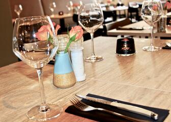 gedekte tafel met wijnglazen in restaurant de Grill