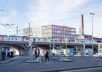Zicht op voorbijrijdende trein aan station Gent-Dampoort.