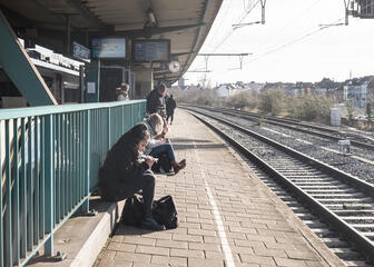 Reizigers aan het wachten op hun trein op spoor 2 van station Gent-Dampoort.
