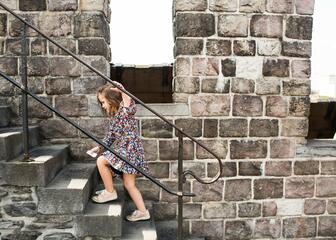 Kindje beklimt de trappen in het Gravensteen.