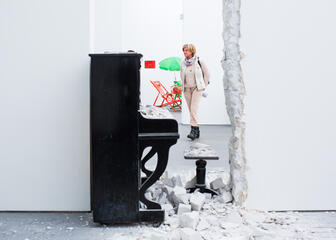 Piano staat in afgebroken muur, installatie in S.M.A.K. Gent.