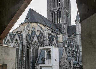 De achterkant van de Sint-Niklaaskerk met haar vieringtoren en luchtbogen. 
