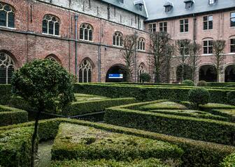 Zicht op middeleeuwse architectuur van het Pand, vanuit de tuin.