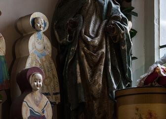 Decoratie in snoepwinkel Temmerman met o.a. een beeld van Maria.
