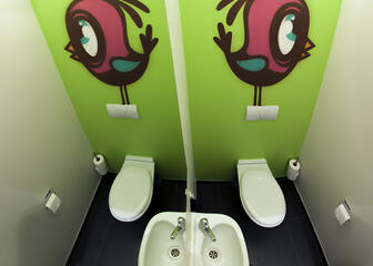 WC in het Hostel met een grote graffiti van Bué (grappige vogel op hoge poten).