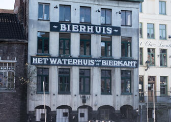Buitenzicht van de gevel van café Het Waterhuis aan de Bierkant aan de Leie.