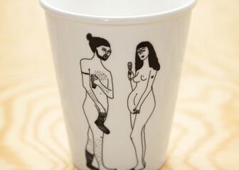 Koffiemok met grappige zwart-wittekening van Adam en Eva gebaseerd op Lam Gods