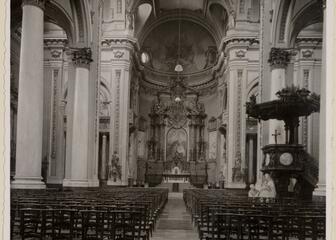 zwart-wit foto binnekant st-barbarakerk, kerkstoelen