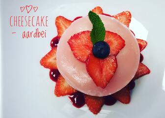 Zeer verzorgde uitvoering van een strawberry cheesecake met stervormig gesneden aardbeien.
