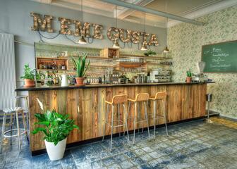 de bar van Mémé Gusta met houten elementen en planten 
