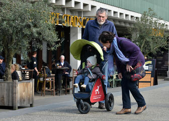 Grootouders gaan op stap met kleinkind, in buggy van Gent. 