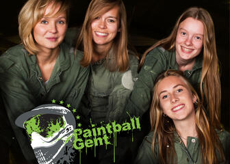Vier vrouwen in paintball-outfit.