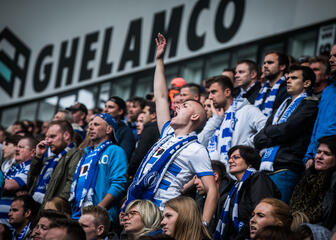 Uitzinnige supporters met blauw-witte sjaals in de tribunes van de Ghelamco arena.