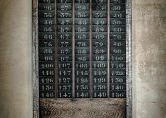 een houten bord met kleine bordjes met cijfers op