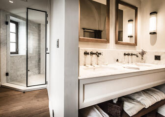 badkamer met inloopdouche, dubbele lavabo met 2 spiegels