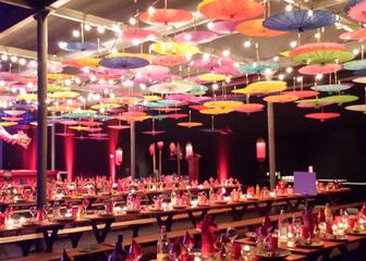 Grote feestzaal met gedekte tafels in veelkleurige verlichting