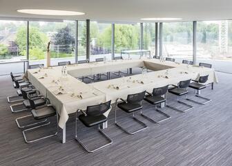 open ruimte met tafels, stoelen in modern gebouw