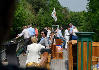 bar op een boot met mensen aan tafels