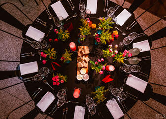 Bovenaanzicht van een feestelijk gedekte tafel