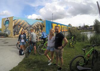 street art met fietsers voor