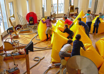 kinderen die op gele luchtkussens aan het spelen zijn