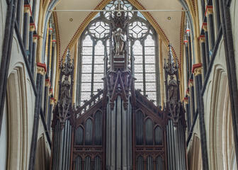 een groot orgel in de st-niklaaskerk