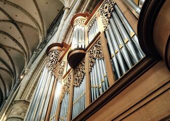 de bovenkant van een orgel