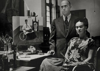Friday Kahlo aan schilderij