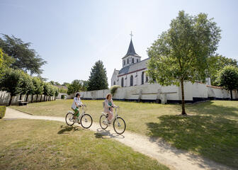 twee fietsers langs de Leieroute