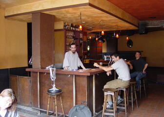 Bar in café Charlatan op de Vlasmarkt in Gent