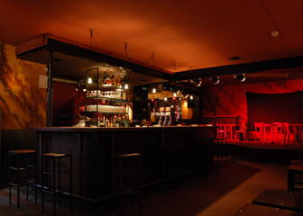 Verlichte bar in Café Charlatan op de Vlasmarkt in Gent