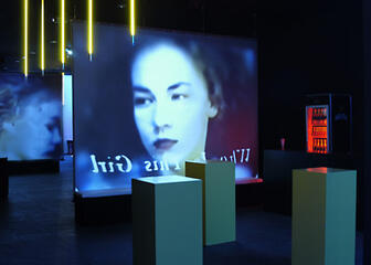 Belmondo: museumzaal met projectiescherm met afbeelding van het hoofd van een vrouw