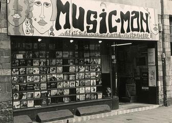 Zwart-wit foto van de voormalige platenshop Music Man in Gent