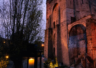 The Castle of the Counts by night - entrance