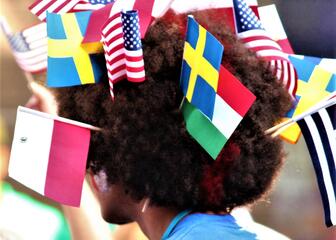 Kopf mit Flaggen der teilnehmenden Länder