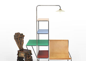 silla de diseño con lámpara y librería