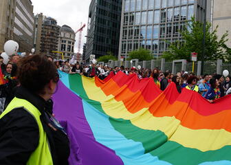 Personas con una bandera de Pride
