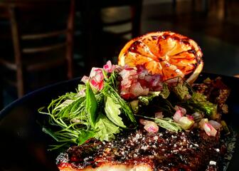 Morceau de poisson de la mer du Nord frit au restaurant Røk BBQ. Les légumes et le poisson occupent une place importante dans leur vision.