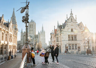 Gezin neemt foto bij de drakendoder op de Sint-Michielsbrug in Gent