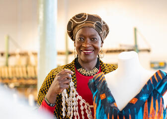 Stella Nyanchama Okemwa es antropóloga, activista y experta en descolonización. Es de Kenia y lleva casi 30 años viviendo en Bélgica.
