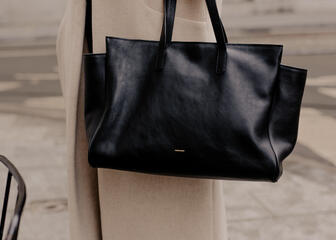 Femme avec un sac à main noir