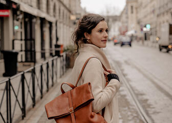 Femme avec un sac à main brun