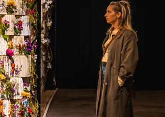 Jonge dame bekijkt bloemencompositie tijdens de expo Floraliën Gent