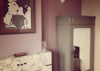 Room Delphine: marble fireplace with painting